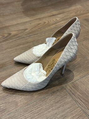 Salvatore Ferragamo beige snake-embossed leather pumps size 5.5 B